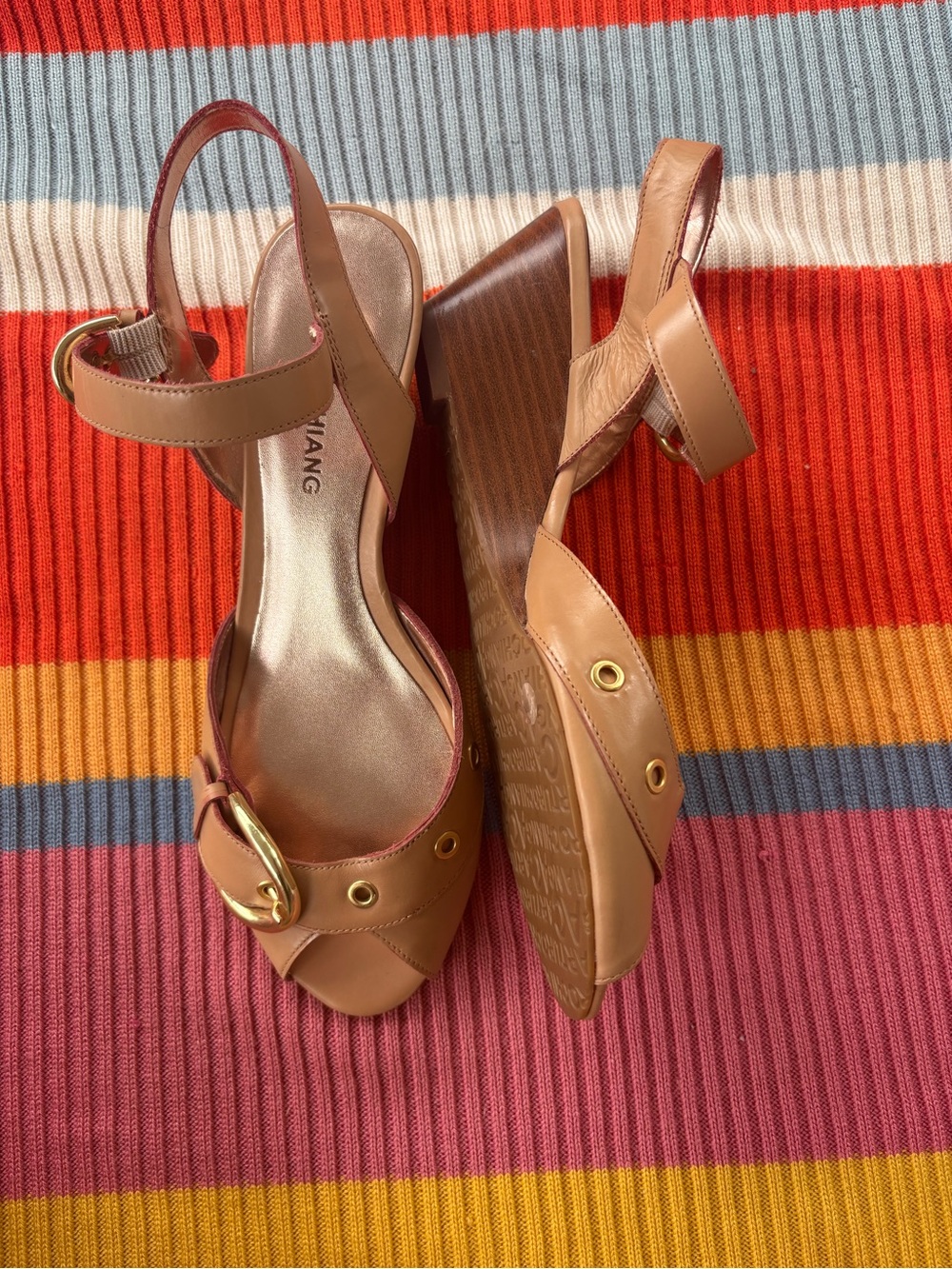 Vintage Authentic 2000s
Tan/Peach Buckle Wedge
Sandals With Gold Hardware